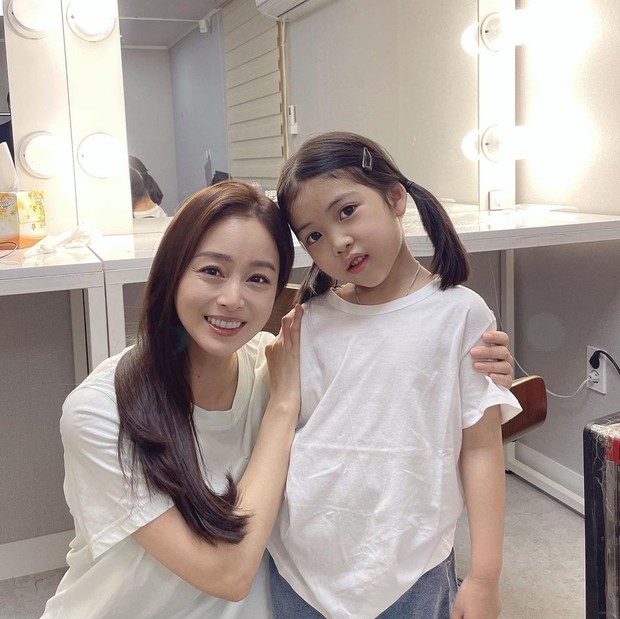 Hiếm ai như Kim Tae Hee, lộ nếp nhăn cả rổ rõ mồn một trong hậu trường vẫn khiến Knet khó tính câm nín vì... quá đẹp - Ảnh 3.