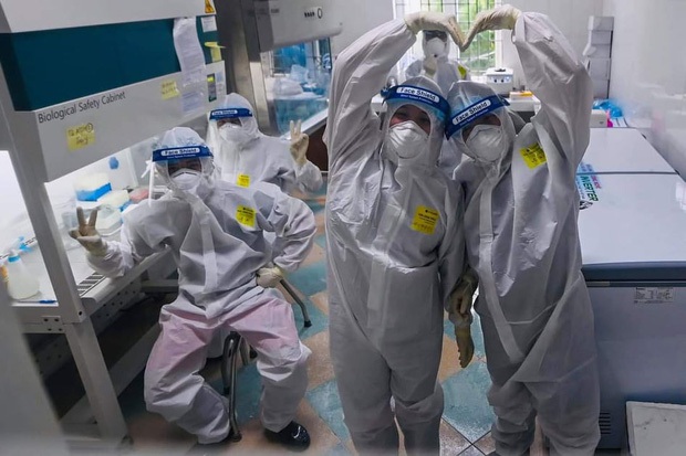 Ảnh: Sinh viên trường Y hỗ trợ chống dịch Covid-19 trong nhiều giờ, kiệt sức, ngất xỉu giữa thời tiết nắng nóng khắc nghiệt - Ảnh 14.