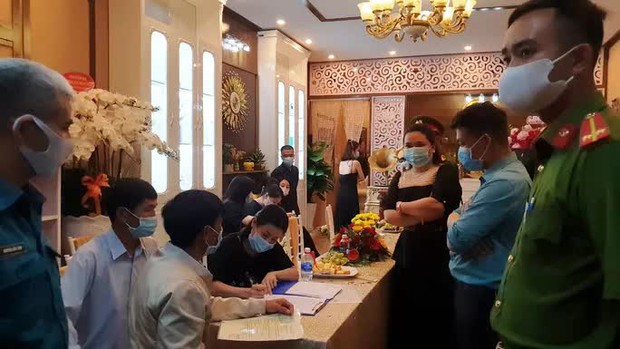 Hơn 30 người đến từ nhiều tỉnh thành tụ tập khai trương thẩm mỹ viện - Ảnh 2. Hơn 30 người đến từ nhiều tỉnh thành tụ tập khai trương thẩm mỹ viện - Ảnh 2.