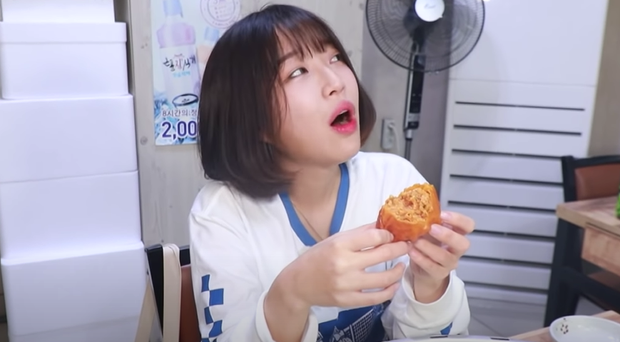 YouTuber người Hàn ăn cay đến đờ đẫn, miệng bỏng, tay run nhưng vẫn cố đấm ăn xôi khiến người xem hốt hoảng - Ảnh 1.