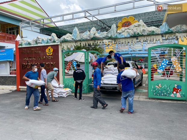TP.HCM: ATM gạo tái hoạt động, người dân ở vùng dịch xếp hàng chờ nhận gạo - Ảnh 2.