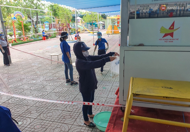 TP.HCM: ATM gạo tái hoạt động, người dân ở vùng dịch xếp hàng chờ nhận gạo - Ảnh 4.