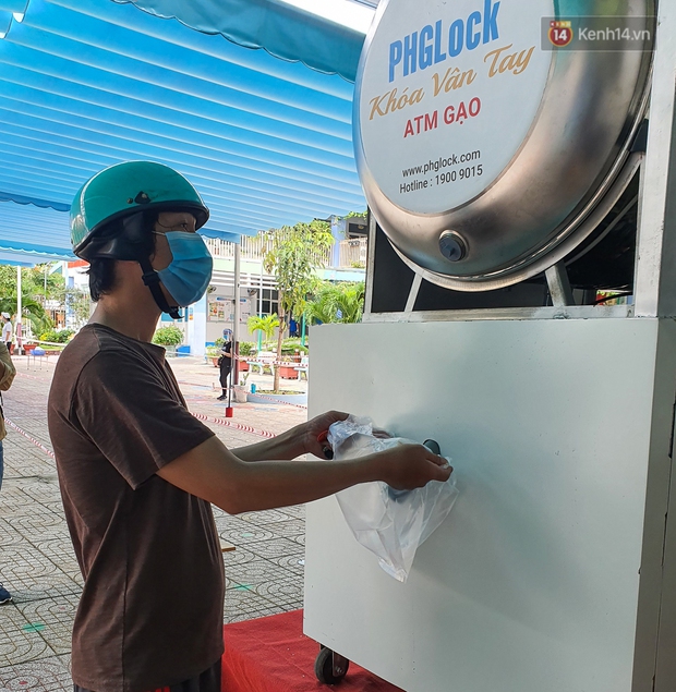 TP.HCM: ATM gạo tái hoạt động, người dân ở vùng dịch xếp hàng chờ nhận gạo - Ảnh 5.
