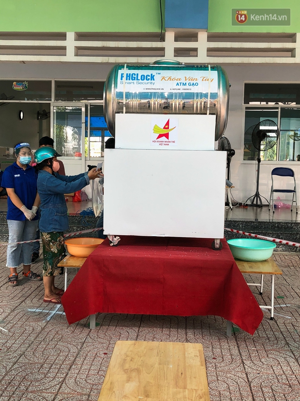 TP.HCM: ATM gạo tái hoạt động, người dân ở vùng dịch xếp hàng chờ nhận gạo - Ảnh 6.