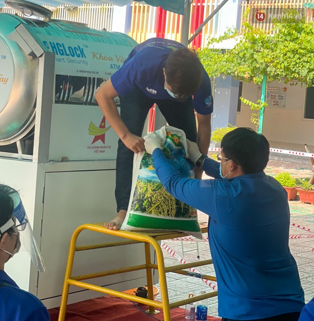 TP.HCM: ATM gạo tái hoạt động, người dân ở vùng dịch xếp hàng chờ nhận gạo - Ảnh 7.