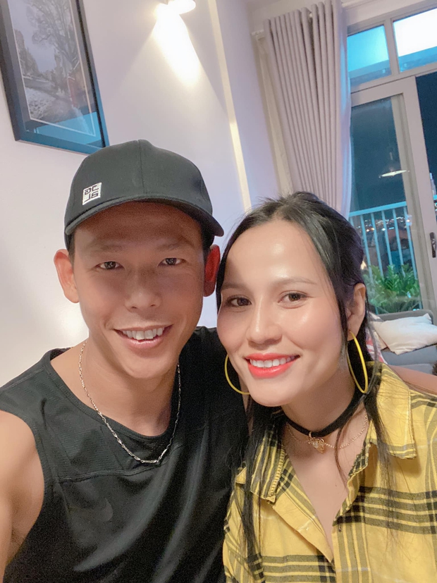 Đại chiến chiều vợ của team cầu thủ: Người toàn tặng đồ hiệu rồi lì xì mấy trăm triệu, người còn đóng cả phim vì bà xã - Ảnh 17. Đại chiến chiều vợ của team cầu thủ: Người toàn tặng đồ hiệu rồi lì xì mấy trăm triệu, người còn đóng cả phim vì bà xã - Ảnh 17.
