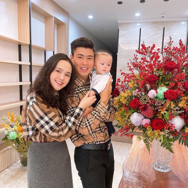 Đại chiến chiều vợ của team cầu thủ: Người toàn tặng đồ hiệu rồi lì xì mấy trăm triệu, người còn đóng cả phim vì bà xã - Ảnh 9. Đại chiến chiều vợ của team cầu thủ: Người toàn tặng đồ hiệu rồi lì xì mấy trăm triệu, người còn đóng cả phim vì bà xã - Ảnh 9.