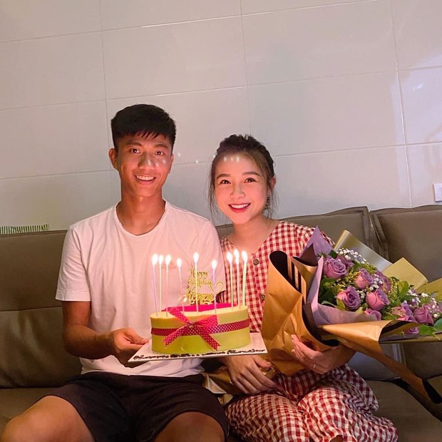 Đại chiến chiều vợ của team cầu thủ: Người toàn tặng đồ hiệu rồi lì xì mấy trăm triệu, người còn đóng cả phim vì bà xã - Ảnh 27. Đại chiến chiều vợ của team cầu thủ: Người toàn tặng đồ hiệu rồi lì xì mấy trăm triệu, người còn đóng cả phim vì bà xã - Ảnh 27.