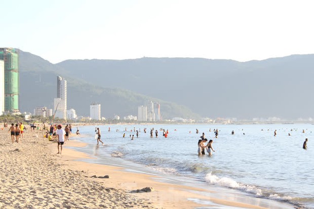 Bãi biển Đà Nẵng ra sao trước giờ cấm tắm? - Ảnh 1. Bãi biển Đà Nẵng ra sao trước giờ cấm tắm? - Ảnh 1.