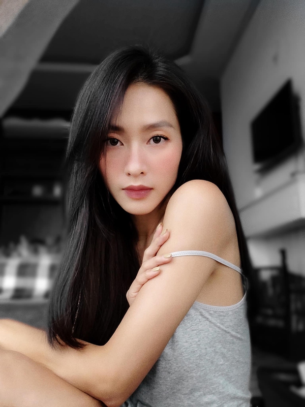 Khả Ngân gây lo lắng khi xuất hiện với gương mặt hốc hác, lộ rõ xương ức khi mặc áo khoét cổ sâu - Ảnh 1. Khả Ngân gây lo lắng khi xuất hiện với gương mặt hốc hác, lộ rõ xương ức khi mặc áo khoét cổ sâu - Ảnh 1.