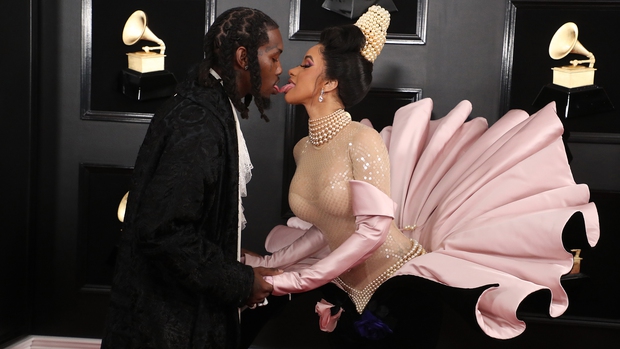 Sao Hollywood hôn hít ở thảm đỏ: Selena và vợ chồng Justin đối lập, Cardi B phản cảm gây sốc, Brad Pitt chưa đỉnh bằng Tom Cruise - Ảnh 4. Sao Hollywood hôn hít ở thảm đỏ: Selena và vợ chồng Justin đối lập, Cardi B phản cảm gây sốc, Brad Pitt chưa đỉnh bằng Tom Cruise - Ảnh 4.