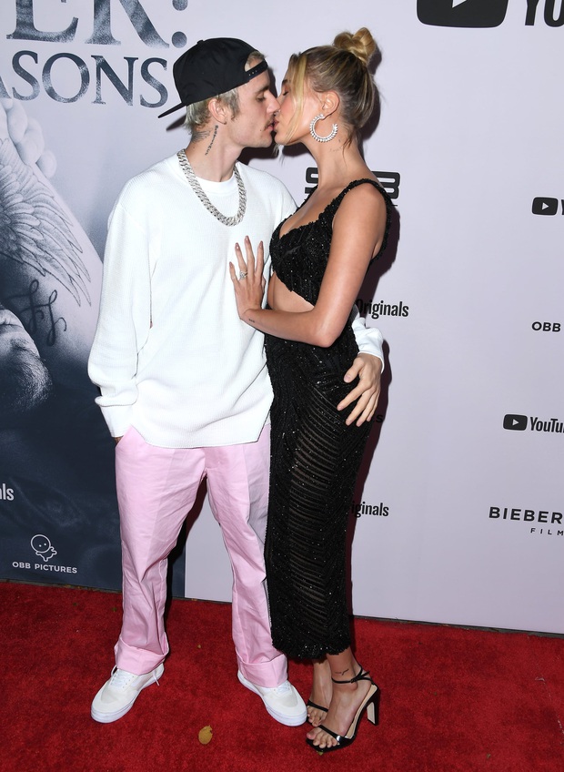 Sao Hollywood hôn hít ở thảm đỏ: Selena và vợ chồng Justin đối lập, Cardi B phản cảm gây sốc, Brad Pitt chưa đỉnh bằng Tom Cruise - Ảnh 6. Sao Hollywood hôn hít ở thảm đỏ: Selena và vợ chồng Justin đối lập, Cardi B phản cảm gây sốc, Brad Pitt chưa đỉnh bằng Tom Cruise - Ảnh 6.