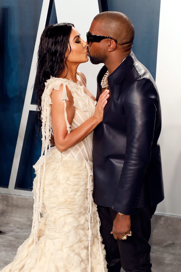 Sao Hollywood hôn hít ở thảm đỏ: Selena và vợ chồng Justin đối lập, Cardi B phản cảm gây sốc, Brad Pitt chưa đỉnh bằng Tom Cruise - Ảnh 12. Sao Hollywood hôn hít ở thảm đỏ: Selena và vợ chồng Justin đối lập, Cardi B phản cảm gây sốc, Brad Pitt chưa đỉnh bằng Tom Cruise - Ảnh 12.
