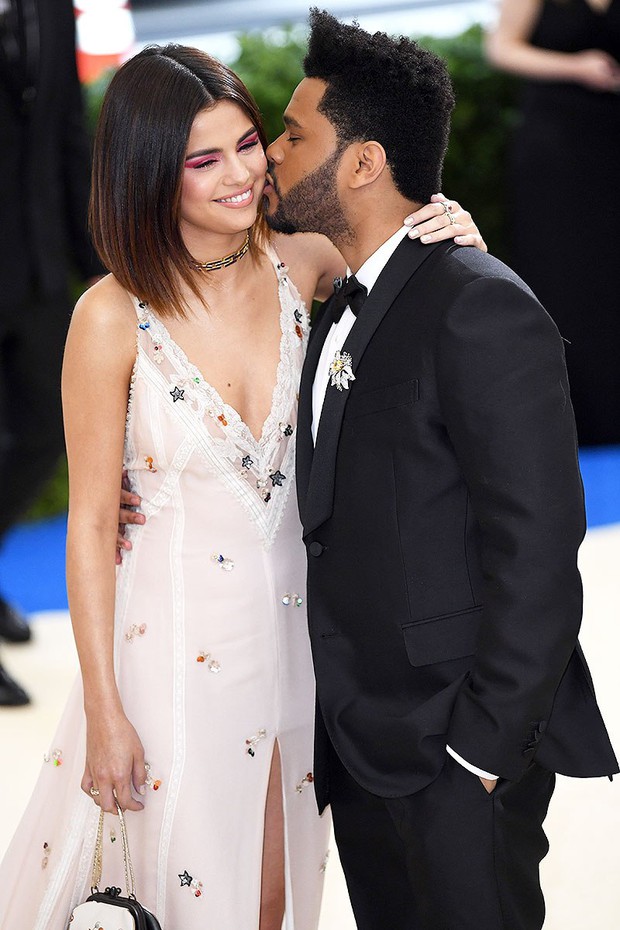 Sao Hollywood hôn hít ở thảm đỏ: Selena và vợ chồng Justin đối lập, Cardi B phản cảm gây sốc, Brad Pitt chưa đỉnh bằng Tom Cruise - Ảnh 10. Sao Hollywood hôn hít ở thảm đỏ: Selena và vợ chồng Justin đối lập, Cardi B phản cảm gây sốc, Brad Pitt chưa đỉnh bằng Tom Cruise - Ảnh 10.