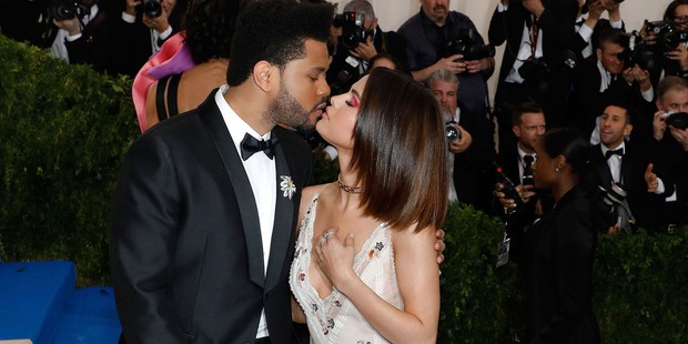Sao Hollywood hôn hít ở thảm đỏ: Selena và vợ chồng Justin đối lập, Cardi B phản cảm gây sốc, Brad Pitt chưa đỉnh bằng Tom Cruise - Ảnh 9. Sao Hollywood hôn hít ở thảm đỏ: Selena và vợ chồng Justin đối lập, Cardi B phản cảm gây sốc, Brad Pitt chưa đỉnh bằng Tom Cruise - Ảnh 9.