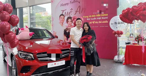 Đại chiến chiều vợ của team cầu thủ: Người toàn tặng đồ hiệu rồi lì xì mấy trăm triệu, người còn đóng cả phim vì bà xã - Ảnh 3. Đại chiến chiều vợ của team cầu thủ: Người toàn tặng đồ hiệu rồi lì xì mấy trăm triệu, người còn đóng cả phim vì bà xã - Ảnh 3.