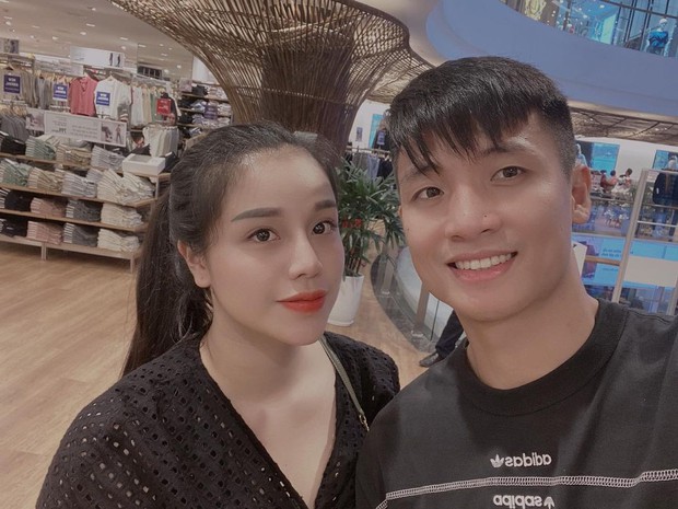 Đại chiến chiều vợ của team cầu thủ: Người toàn tặng đồ hiệu rồi lì xì mấy trăm triệu, người còn đóng cả phim vì bà xã - Ảnh 1. Đại chiến chiều vợ của team cầu thủ: Người toàn tặng đồ hiệu rồi lì xì mấy trăm triệu, người còn đóng cả phim vì bà xã - Ảnh 1.