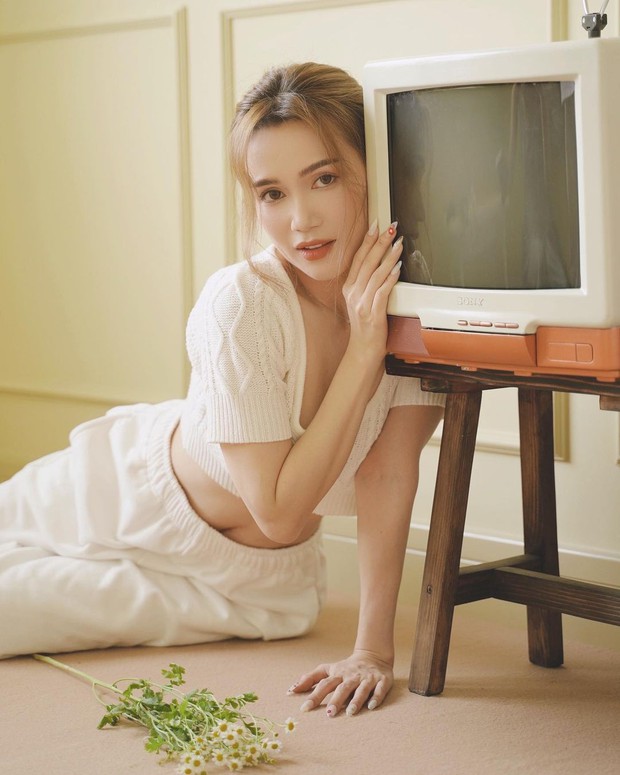 Instagram look sao Việt tuần qua: Hà Tăng ở nhà mà lên đồ sang hết nấc, vòng 1 xôi thịt của Minh Hằng chiếm sóng - Ảnh 11. Instagram look sao Việt tuần qua: Hà Tăng ở nhà mà lên đồ sang hết nấc, vòng 1 xôi thịt của Minh Hằng chiếm sóng - Ảnh 11.