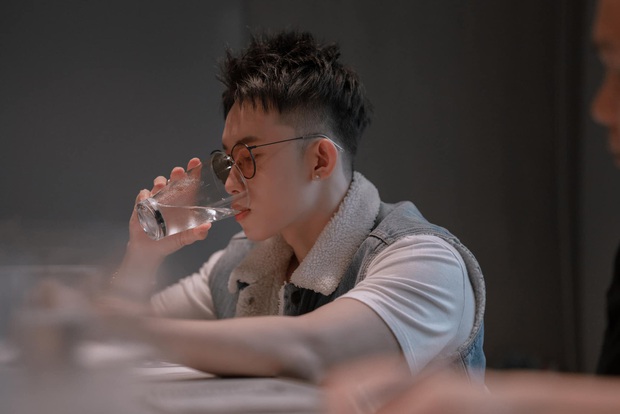 Sơn Tùng, Kay Trần và dàn staff công ty M-TP họp thật trân quá: Giấy trắng còn nguyên, xem ảnh xong dân tình chỉ muốn hô Cắt, bớt diễn! - Ảnh 5.