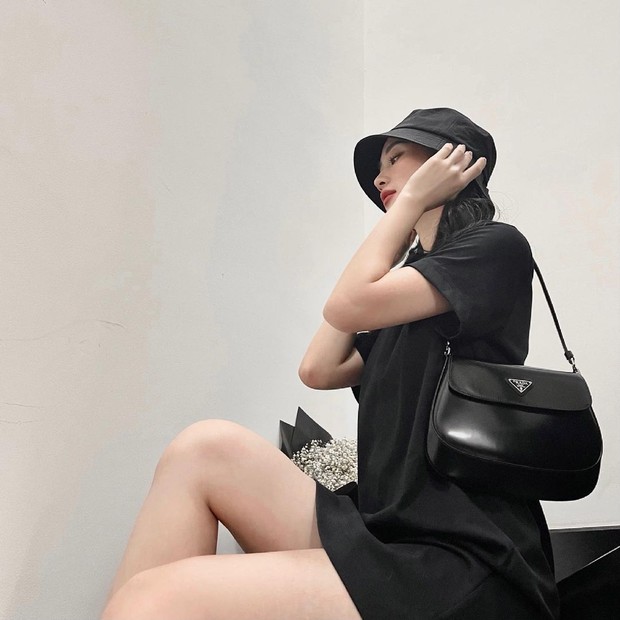 Instagram look sao Việt tuần qua: Hà Tăng ở nhà mà lên đồ sang hết nấc, vòng 1 xôi thịt của Minh Hằng chiếm sóng - Ảnh 6. Instagram look sao Việt tuần qua: Hà Tăng ở nhà mà lên đồ sang hết nấc, vòng 1 xôi thịt của Minh Hằng chiếm sóng - Ảnh 6.