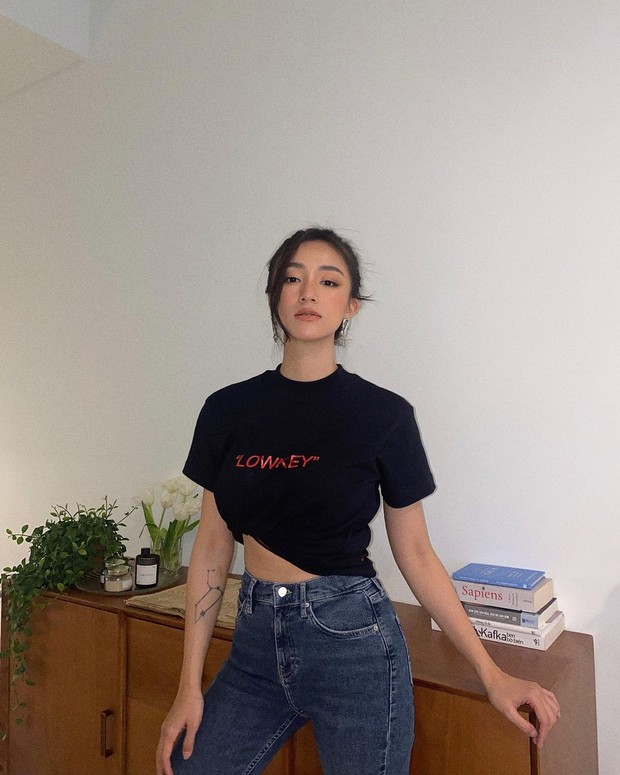 Instagram look sao Việt tuần qua: Hà Tăng ở nhà mà lên đồ sang hết nấc, vòng 1 xôi thịt của Minh Hằng chiếm sóng - Ảnh 8. Instagram look sao Việt tuần qua: Hà Tăng ở nhà mà lên đồ sang hết nấc, vòng 1 xôi thịt của Minh Hằng chiếm sóng - Ảnh 8.
