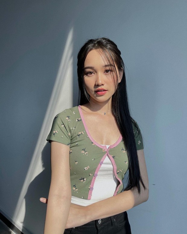 Instagram look sao Việt tuần qua: Hà Tăng ở nhà mà lên đồ sang hết nấc, vòng 1 xôi thịt của Minh Hằng chiếm sóng - Ảnh 7. Instagram look sao Việt tuần qua: Hà Tăng ở nhà mà lên đồ sang hết nấc, vòng 1 xôi thịt của Minh Hằng chiếm sóng - Ảnh 7.