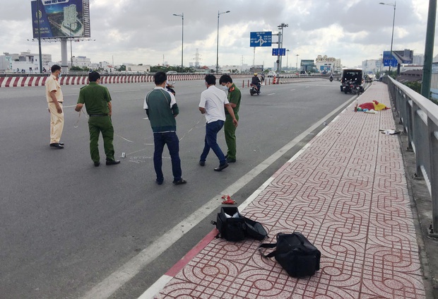 TP.HCM: Người đàn ông tử vong bất thường trên cầu Bình Lợi, bên cạnh có mũ Gojek - Ảnh 2.