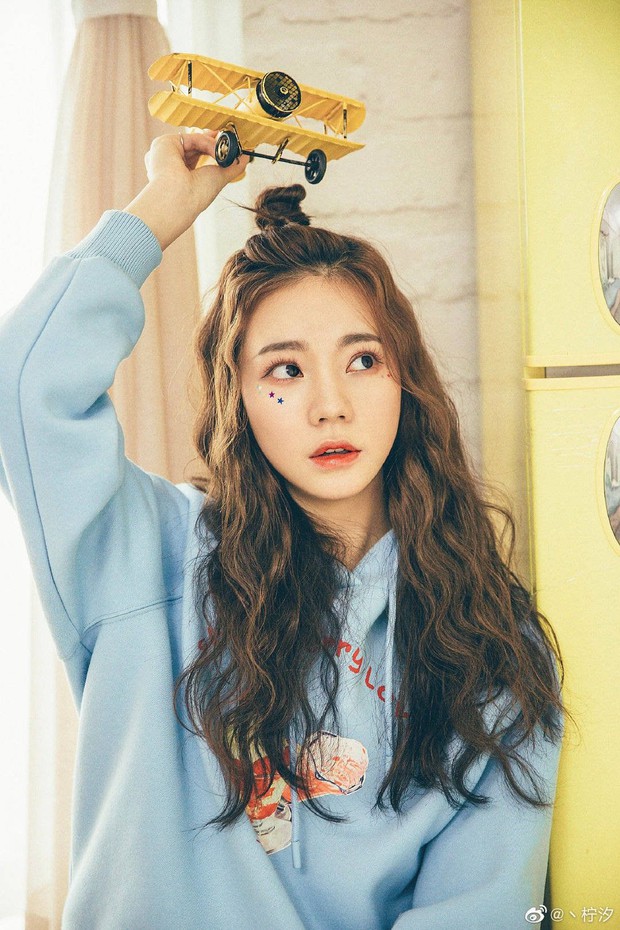 Tiêu Chiến tiếp tục sánh đôi với mỹ nữ Gen Z ở phim mới, còn nhường nàng hẳn vị trí nhất phiên? - Ảnh 2. Tiêu Chiến tiếp tục sánh đôi với mỹ nữ Gen Z ở phim mới, còn nhường nàng hẳn vị trí nhất phiên? - Ảnh 2.