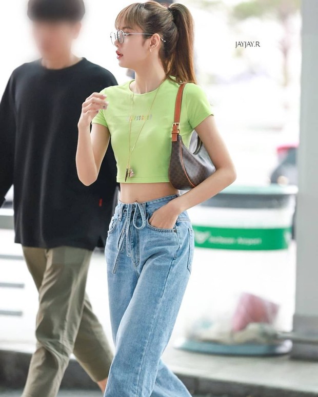 Ảnh sân bay huyền thoại giúp Lisa (BLACKPINK) lên ngôi thánh body, tất cả là nhờ màn khoe vòng eo nhỏ khó tin nhất Kpop - Ảnh 6.