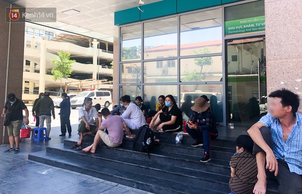 Ảnh: Người thân bệnh nhân nằm vật vờ tại bệnh viện Bạch Mai dưới cái nóng gần 50 độ C - Ảnh 12. Ảnh: Người thân bệnh nhân nằm vật vờ tại bệnh viện Bạch Mai dưới cái nóng gần 50 độ C - Ảnh 12.