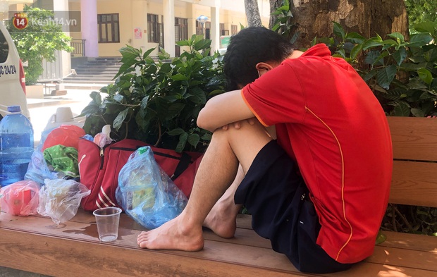 Ảnh: Người thân bệnh nhân nằm vật vờ tại bệnh viện Bạch Mai dưới cái nóng gần 50 độ C - Ảnh 8. Ảnh: Người thân bệnh nhân nằm vật vờ tại bệnh viện Bạch Mai dưới cái nóng gần 50 độ C - Ảnh 8.