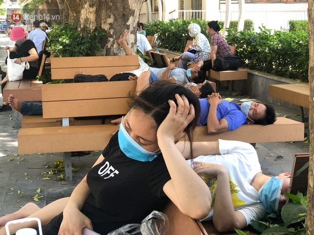 Ảnh: Người thân bệnh nhân nằm vật vờ tại bệnh viện Bạch Mai dưới cái nóng gần 50 độ C - Ảnh 3. Ảnh: Người thân bệnh nhân nằm vật vờ tại bệnh viện Bạch Mai dưới cái nóng gần 50 độ C - Ảnh 3.