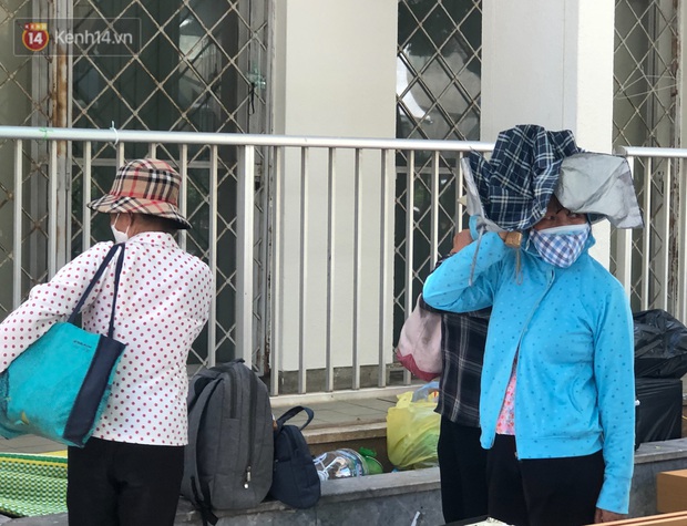 Ảnh: Người thân bệnh nhân nằm vật vờ tại bệnh viện Bạch Mai dưới cái nóng gần 50 độ C - Ảnh 11. Ảnh: Người thân bệnh nhân nằm vật vờ tại bệnh viện Bạch Mai dưới cái nóng gần 50 độ C - Ảnh 11.