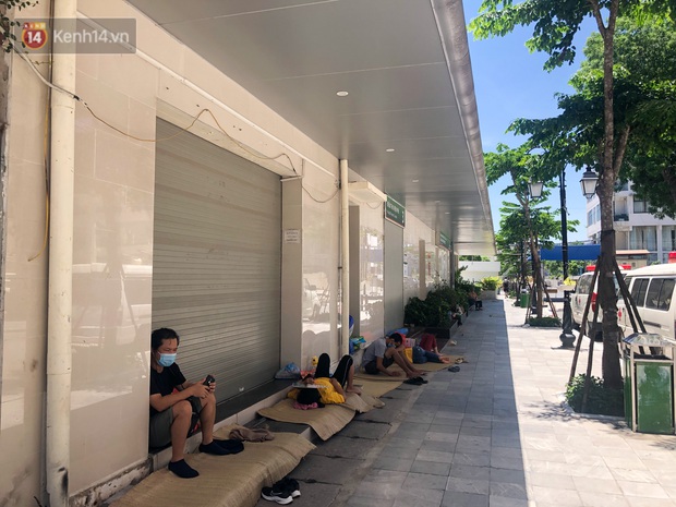 Ảnh: Người thân bệnh nhân nằm vật vờ tại bệnh viện Bạch Mai dưới cái nóng gần 50 độ C - Ảnh 13. Ảnh: Người thân bệnh nhân nằm vật vờ tại bệnh viện Bạch Mai dưới cái nóng gần 50 độ C - Ảnh 13.