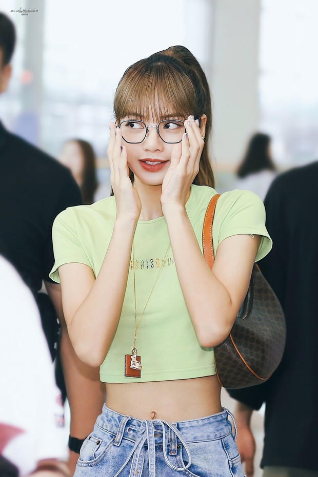 Ảnh sân bay huyền thoại giúp Lisa (BLACKPINK) lên ngôi thánh body, tất cả là nhờ màn khoe vòng eo nhỏ khó tin nhất Kpop - Ảnh 7.