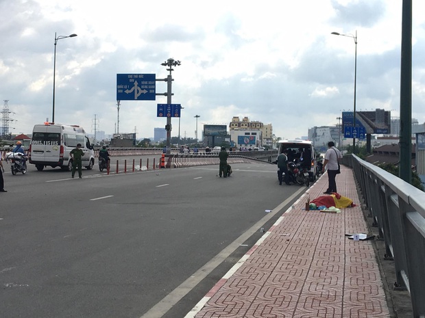 TP.HCM: Người đàn ông tử vong bất thường trên cầu Bình Lợi, bên cạnh có mũ Gojek - Ảnh 1.