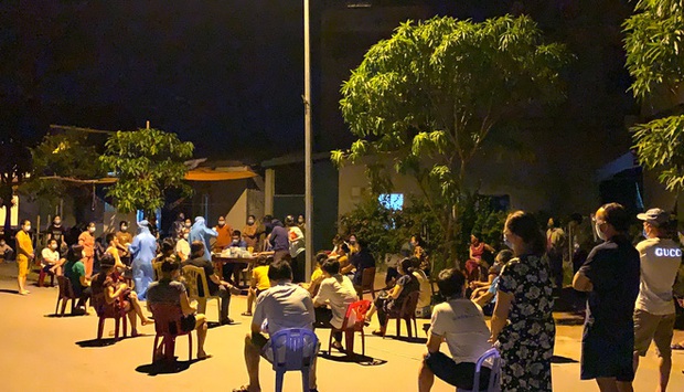 Xúc động hình ảnh những nhân viên y tế mệt lả sau khi lấy mẫu, ngủ tạm ở vỉa hè lúc 3 giờ sáng - Ảnh 2. Xúc động hình ảnh những nhân viên y tế mệt lả sau khi lấy mẫu, ngủ tạm ở vỉa hè lúc 3 giờ sáng - Ảnh 2.