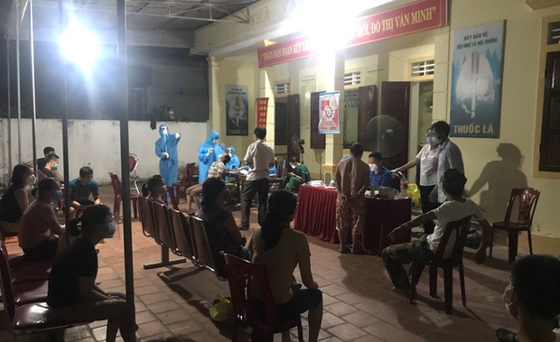 Xúc động hình ảnh những nhân viên y tế mệt lả sau khi lấy mẫu, ngủ tạm ở vỉa hè lúc 3 giờ sáng - Ảnh 3. Xúc động hình ảnh những nhân viên y tế mệt lả sau khi lấy mẫu, ngủ tạm ở vỉa hè lúc 3 giờ sáng - Ảnh 3.