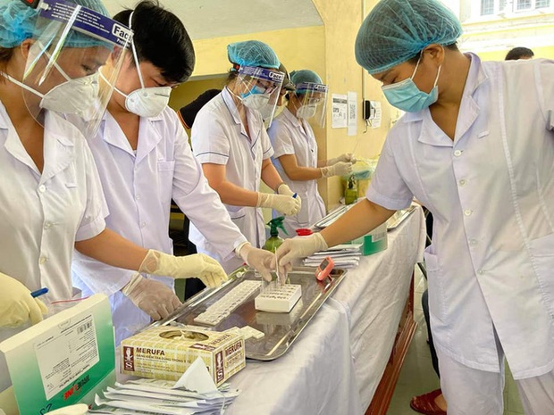 Xúc động hình ảnh những nhân viên y tế mệt lả sau khi lấy mẫu, ngủ tạm ở vỉa hè lúc 3 giờ sáng - Ảnh 7. Xúc động hình ảnh những nhân viên y tế mệt lả sau khi lấy mẫu, ngủ tạm ở vỉa hè lúc 3 giờ sáng - Ảnh 7.