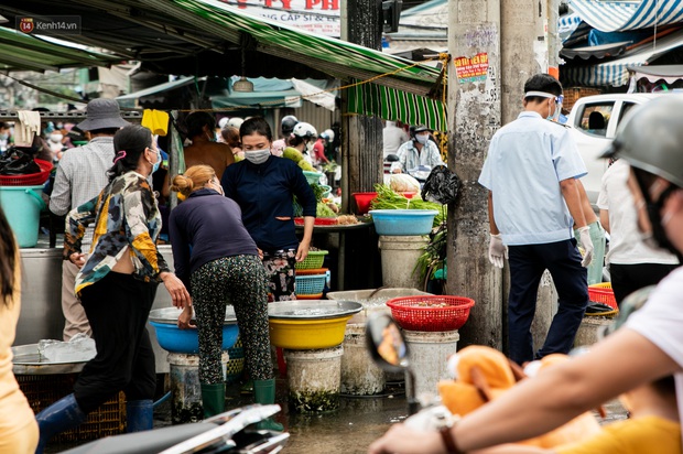 TP.HCM vất vả ra quân dẹp chợ tự phát, buôn bán vỉa hè: Dẹp đầu này đầu kia lại hoạt động - Ảnh 3. TP.HCM vất vả ra quân dẹp chợ tự phát, buôn bán vỉa hè: Dẹp đầu này đầu kia lại hoạt động - Ảnh 3.