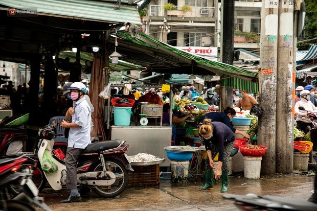 TP.HCM vất vả ra quân dẹp chợ tự phát, buôn bán vỉa hè: Dẹp đầu này đầu kia lại hoạt động - Ảnh 4. TP.HCM vất vả ra quân dẹp chợ tự phát, buôn bán vỉa hè: Dẹp đầu này đầu kia lại hoạt động - Ảnh 4.