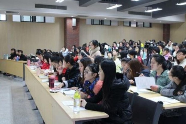 Giảng viên đại học quên tắt máy chiếu sau giờ học, sinh viên xấu hổ không dám ngẩng mặt sau khi thấy nội dung cô đang tìm kiếm - Ảnh 1.