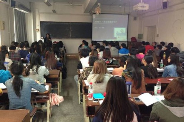 Giảng viên đại học quên tắt máy chiếu sau giờ học, sinh viên xấu hổ không dám ngẩng mặt sau khi thấy nội dung cô đang tìm kiếm - Ảnh 3.