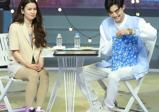 Netizen phản ứng trước yêu cầu xin lỗi từ nữ chính bị phũ ở show tỏ tình: Ủa mắc gì phải xin lỗi? - Ảnh 1. Netizen phản ứng trước yêu cầu xin lỗi từ nữ chính bị phũ ở show tỏ tình: Ủa mắc gì phải xin lỗi? - Ảnh 1.