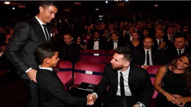 Odd story about footballer's children: Messi's son is a big fan of Ronaldo, Ronaldo's son is in love with Messi - Photo 1.