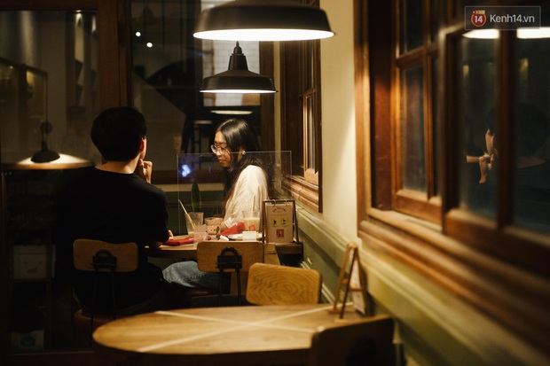 Giới trẻ Hà Nội đổ vào các quán cà phê trú mưa: Đã 1 tháng rồi mới thấy quang cảnh này! - Ảnh 3. Giới trẻ Hà Nội đổ vào các quán cà phê trú mưa: Đã 1 tháng rồi mới thấy quang cảnh này! - Ảnh 3.