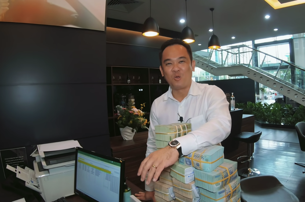 Tay sales Mẹc khét tiếng từng tiếp vị khách chồng nóng 8 tỷ tiền mặt, độ ra chiếc xe dính drama với Ngọc Trinh? - Ảnh 3. Tay sales Mẹc khét tiếng từng tiếp vị khách chồng nóng 8 tỷ tiền mặt, độ ra chiếc xe dính drama với Ngọc Trinh? - Ảnh 3.