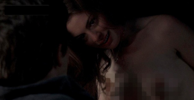 Cảnh nóng gây sốc giúp Anne Hathaway thoát xác Nhật Ký Công Chúa: Ngực trần quằn quại rên rỉ, nặng đô đến nỗi không được chiếu ở Mỹ - Ảnh 3.