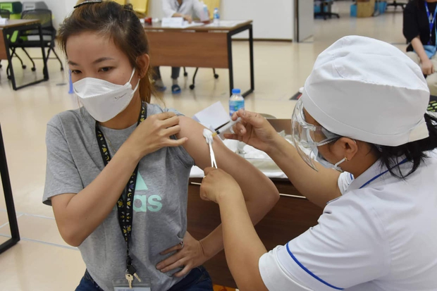 Việt Nam đã tiêm gần 2,5 triệu mũi vắc-xin - Ảnh 1.