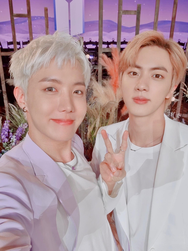 Thêm 1 thành viên của BTS gây bão MXH nhờ thay đổi kiểu tóc, dù hơi giả trân nhưng giúp thăng hạng visual ra phết! - Ảnh 5. Thêm 1 thành viên của BTS gây bão MXH nhờ thay đổi kiểu tóc, dù hơi giả trân nhưng giúp thăng hạng visual ra phết! - Ảnh 5.